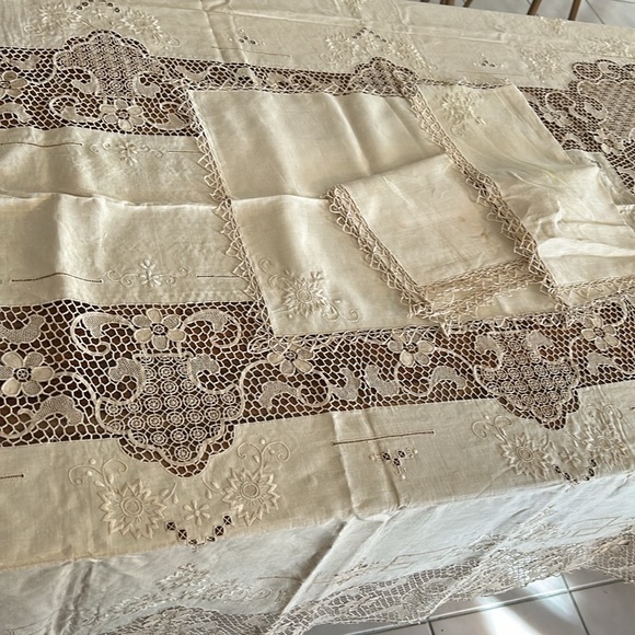 Vintage Tan Crochet and Cotton Rectangular Table Cloth with 12 napkins - Picture 15 of 17